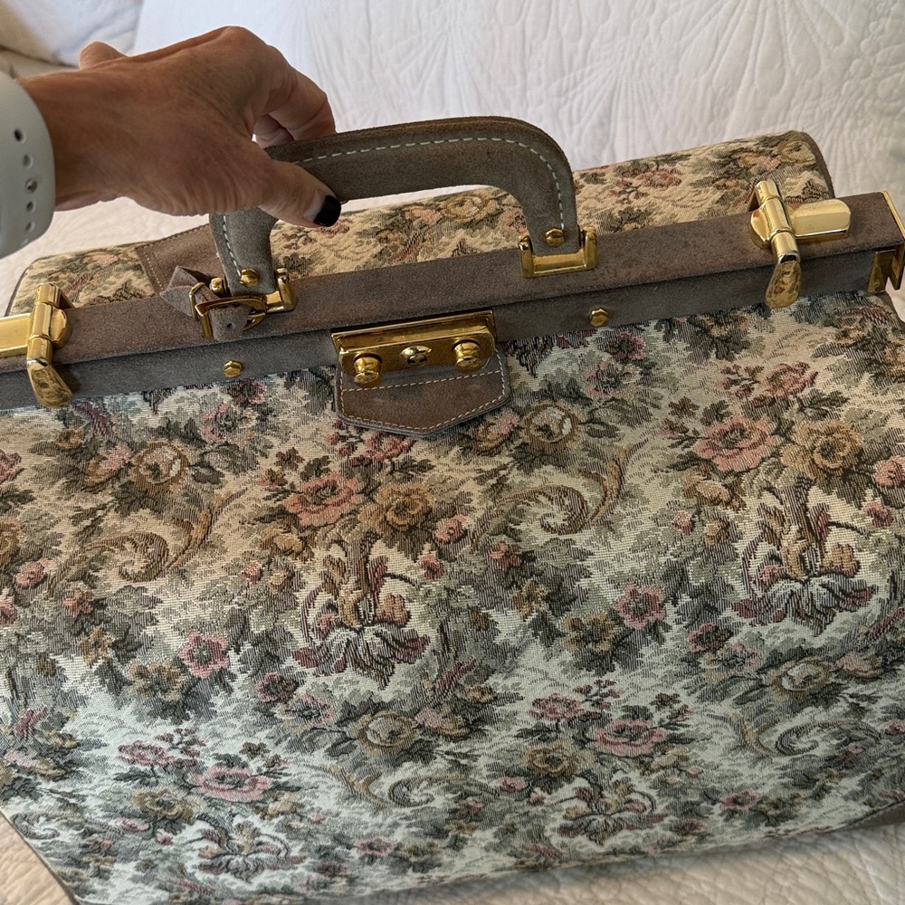 French company large train case with key. Excellent condition. Vintage piece